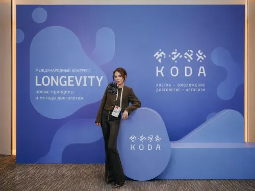 Участница конгресса у синего пресс-волла с надписью Longevity